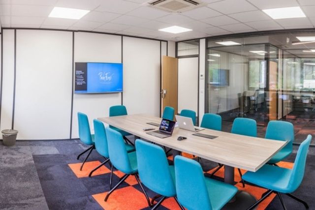 Les Cours Anglais debutant Sophia Antipolis - Antibes ont pour but d'atteindre le Niveau A1 dans le référentiel CECRL. Ce niveau permet d’acquérir une formation linguistique appliquée permettant dans le quotidien professionnel de communiquer efficacement avec la clientèle étrangère. Ce niveau permet de comprendre et utiliser des expressions familières et quotidiennes ainsi que des énoncés très simples qui visent à satisfaire des besoins concrets. Le stagiaire pourra se présenter ou présenter quelqu'un et poser des questions à une personne ainsi que d'y répondre. La finalité est de communiquer de façon simple si l'interlocuteur parle lentement et distinctement.